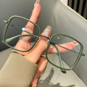 [Fashionable Clear Lens Eyeglasses] 1pc Minimalist Square Full Rim Spectacles for Women, Fashionable Non-Prescription Clear AC Lens Eyeglasses with Anti-Fog Cloth, Durable PC Frame, and Metal Hinges